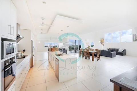 ZEN LUXURY: 2-Story 4-BR Penthouse In Darwin City With Mindal Markets & Harbour Views - Accommodation Georgetown 2