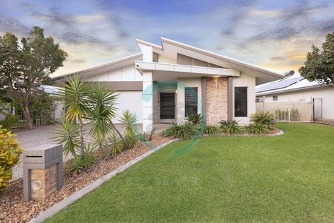 Zenhouse: 4BR Stylish Work/Family Home In Muirhead - Accommodation Georgetown 0