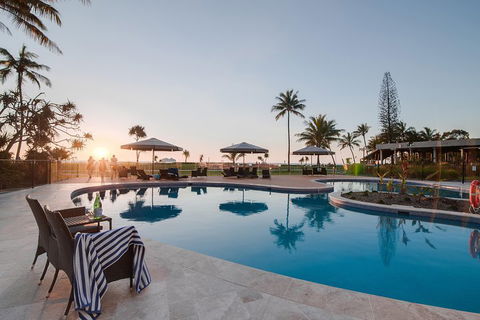 Tangalooma Island Resort Whale Watching Day Cruise With Dolphin Feeding - Accommodation Georgetown 4